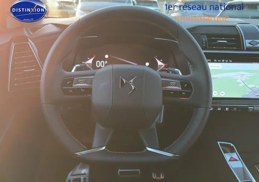 Vue intérieure centrée sur le volant cuir DS d'un DS7 1.5 BlueHDi 130, avec écran tactile et tableau de bord numérique.