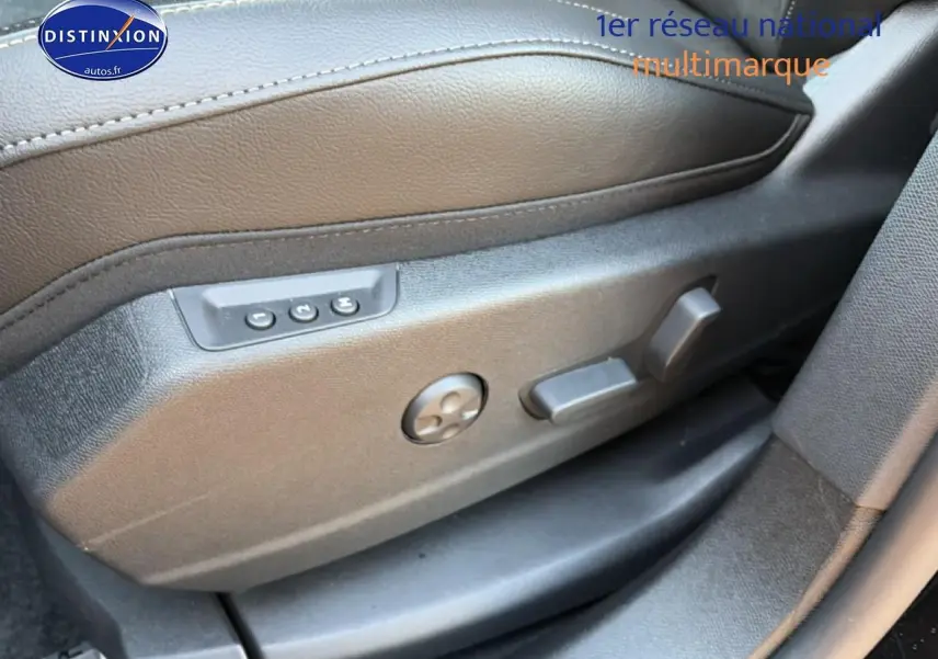 Détail des commandes de réglage électrique du siège conducteur noir du DS7 1.5 BlueHDi 130 Performance Line.