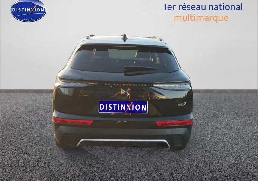 Vue arrière du SUV noir DS7 1.5 BlueHDi 130 Performance Line avec feux LED et double sortie d'échappement.