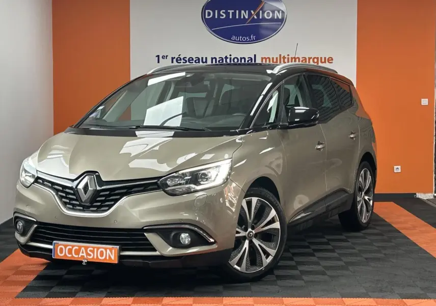 Renault Scenic Grand IV marron clair vu en 3/4 avant droit, avec jantes alliage 20 pouces et toit panoramique.
