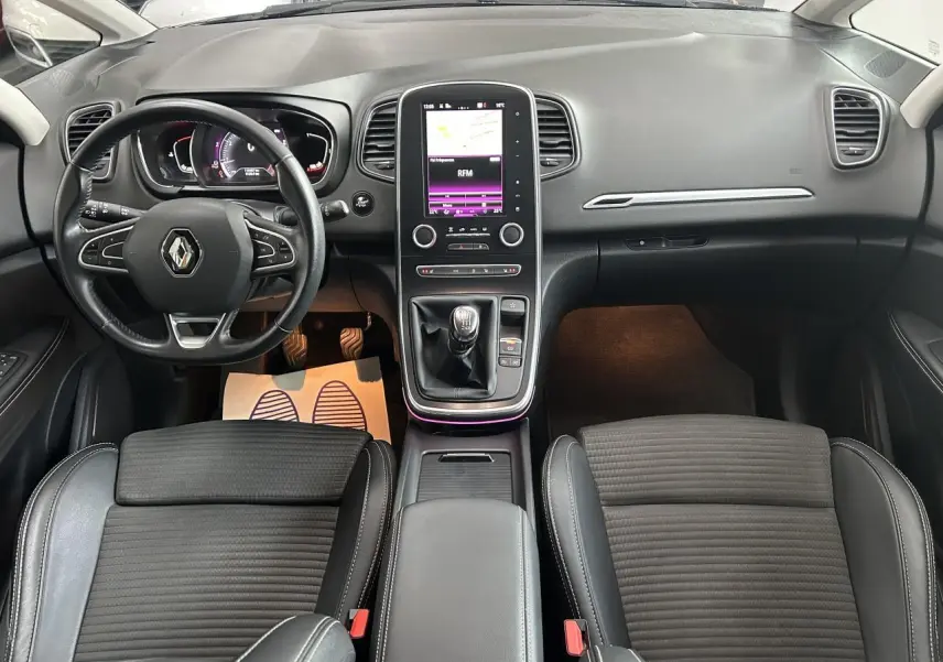 Intérieur Renault Scenic Grand IV vue de dessus, tableau de bord noir avec écran tactile vertical et levier de vitesses manuel.