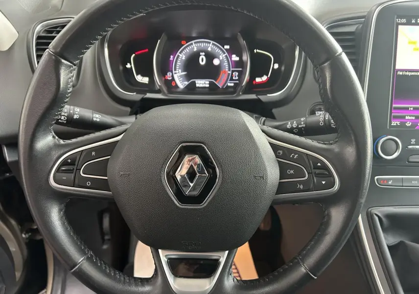 Vue rapprochée du volant noir du Renault Scenic Grand IV 2017 avec tableau de bord numérique et écran tactile latéral.