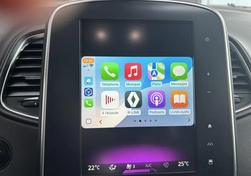 Écran tactile central affichant Apple CarPlay dans un Renault Scénic Grand IV, intérieur noir moderne.
