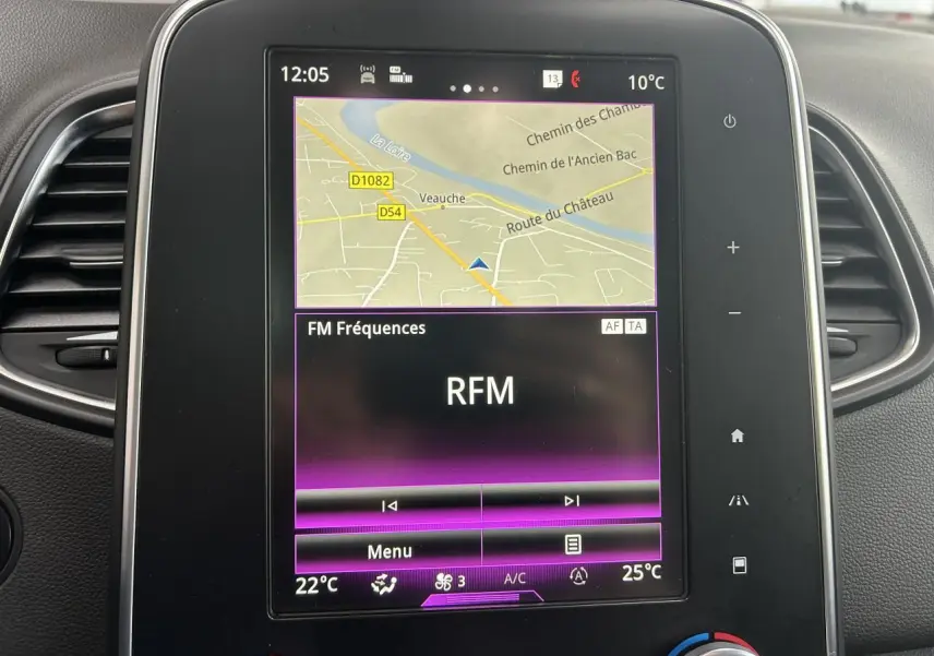 Écran tactile central du tableau de bord du Renault Scénic Grand IV, affichant la navigation et la radio RFM.