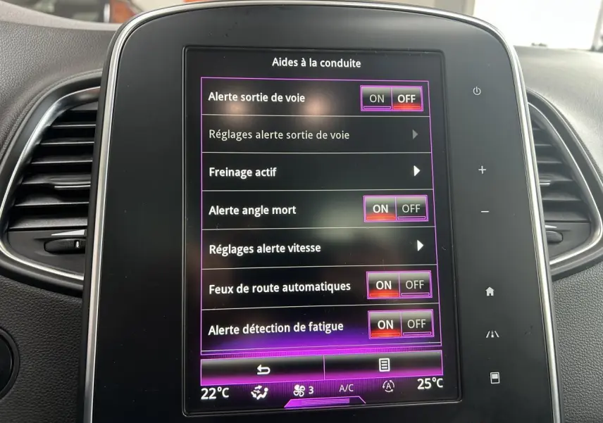 Écran tactile central du Renault Scénic Grand IV montrant les réglages d’aides à la conduite, vue de face intérieure.