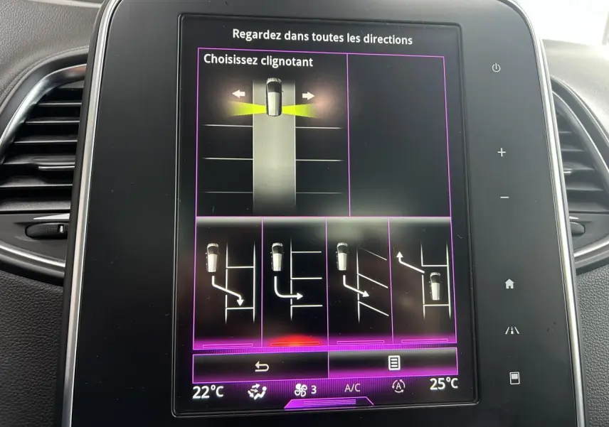 Écran tactile central du Renault Scenic Grand IV montrant l'assistance au stationnement avec options de clignotants.