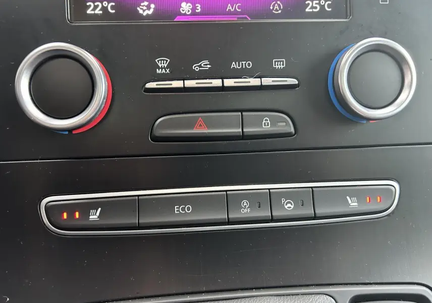 Panneau de commandes climatisation et sièges chauffants du Renault Scenic Grand IV marron clair, vue rapprochée intérieure.