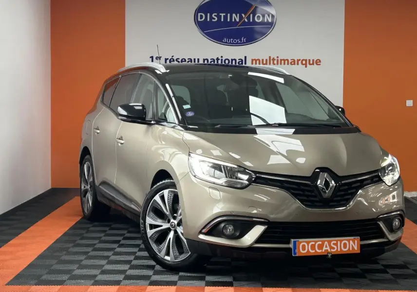 Renault Scenic Grand IV marron clair vu en 3/4 avant droit avec jantes alliage et toit panoramique noir.