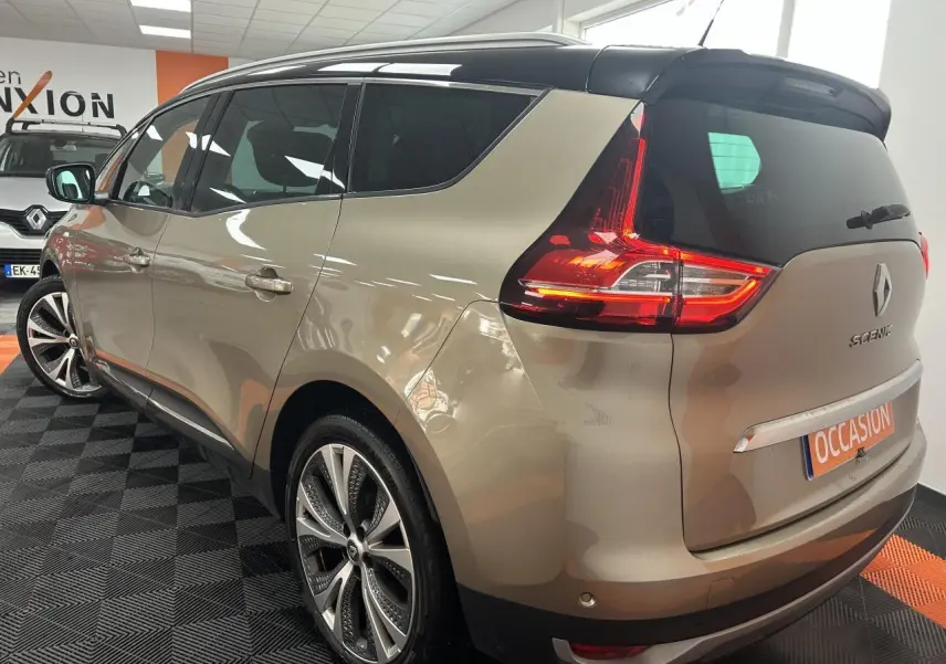 Vue 3/4 arrière droite d'un Renault Scénic Grand IV marron clair avec toit panoramique et jantes alliage 20 pouces.