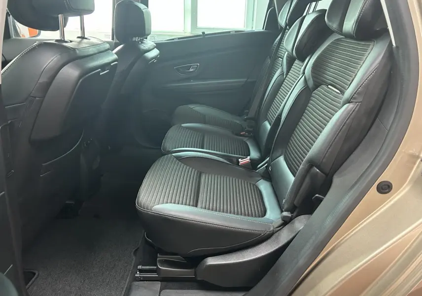 Vue latérale des sièges arrière en cuir noir du Renault Scenic Grand IV marron clair, avec appuie-têtes et ceintures visibles.