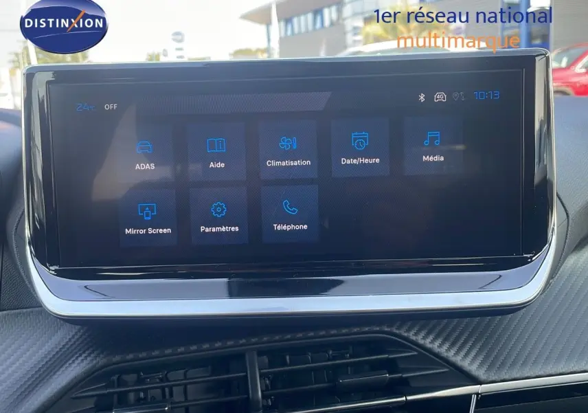 Écran tactile central du tableau de bord du Peugeot 2008 Hybrid 136ch Allure, affichant les menus connectés.