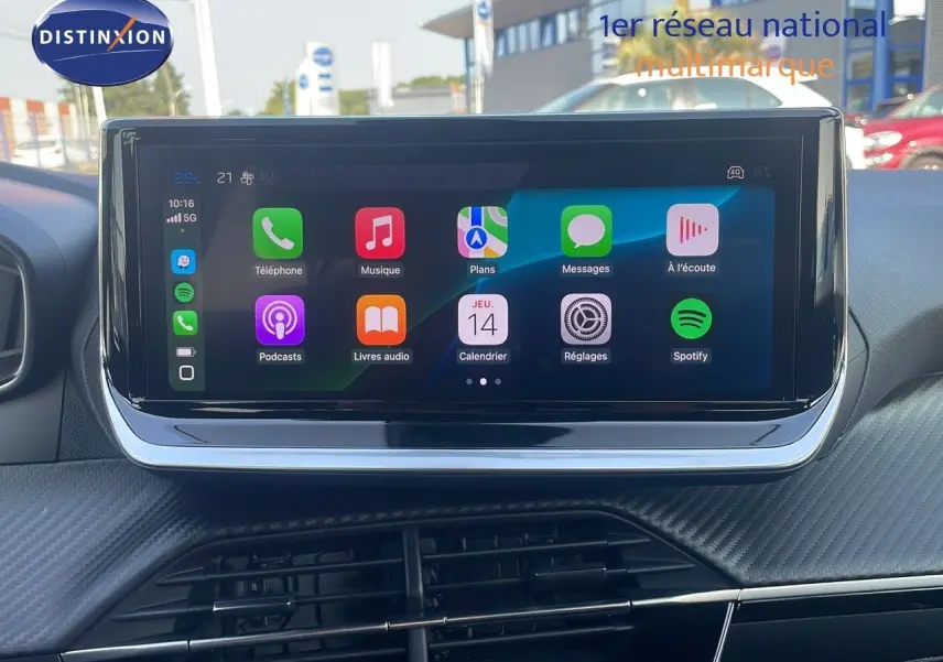 Vue intérieure centrée sur l'écran tactile du tableau de bord du Peugeot 2008 Hybrid 136ch Allure 2025.