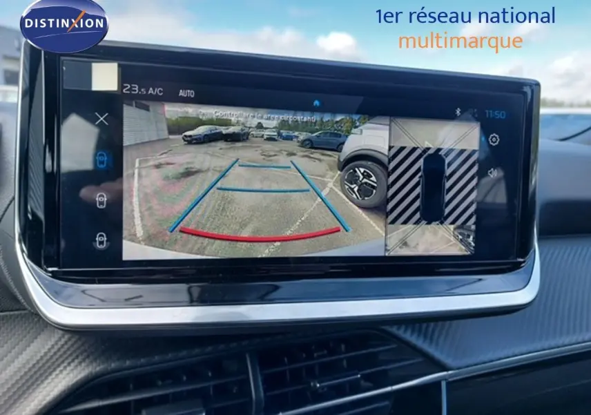 Écran de caméra de recul du Peugeot 2008 gris Artense, vue intérieure du tableau de bord moderne.