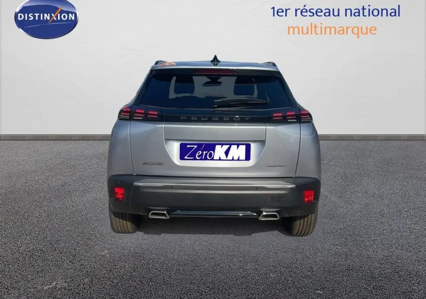 Vue arrière d'un Peugeot 2008 gris Artense Metal avec feux LED et double sortie d'échappement chromée.