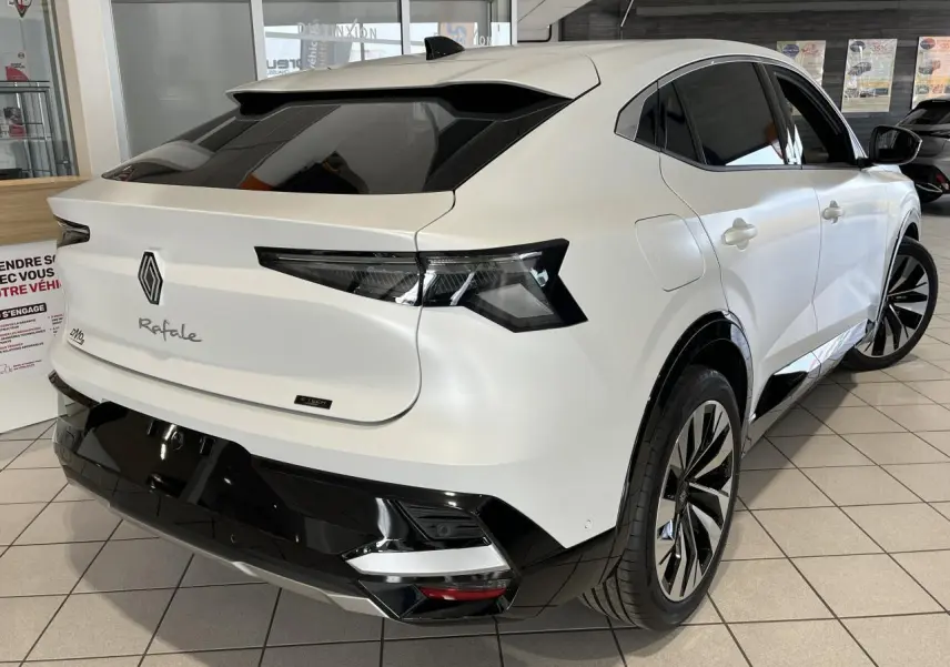 Vue 3/4 arrière droite du Renault Rafale blanc avec feux LED et jantes alliage noires en showroom.