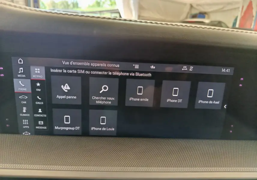 Écran tactile central affichant la connexion Bluetooth dans l’habitacle d’une Porsche 911 Carrera 4S Coupé gris foncé.