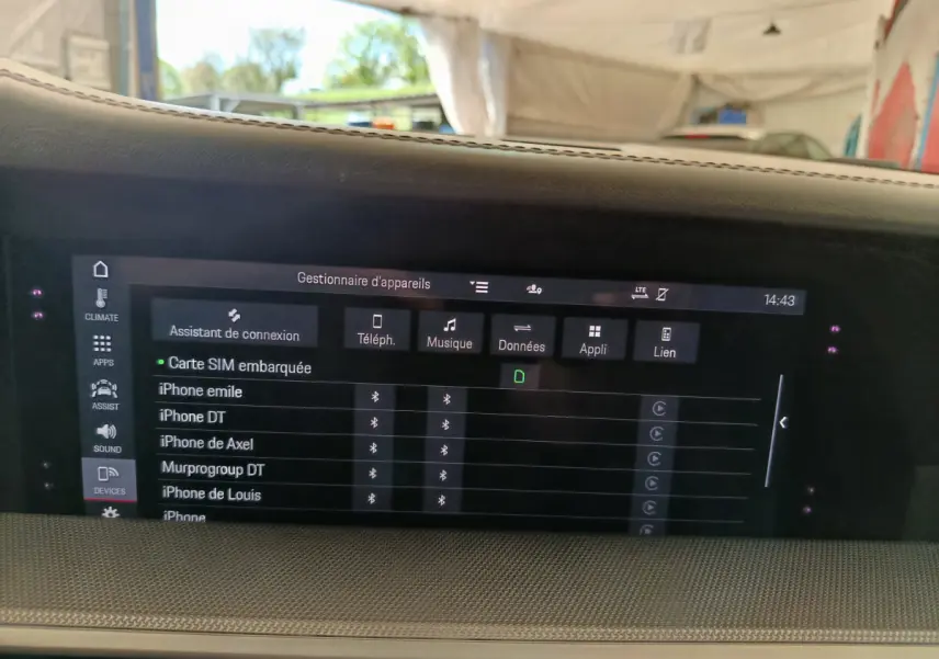 Écran tactile intérieur de la Porsche 911 Carrera 4S 2019 affichant le gestionnaire d'appareils connectés.