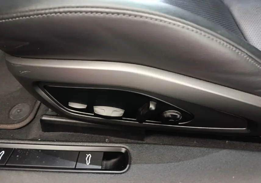 Réglages électriques du siège en cuir gris foncé côté gauche d'une Porsche 911 Carrera 4S Coupé 2019.