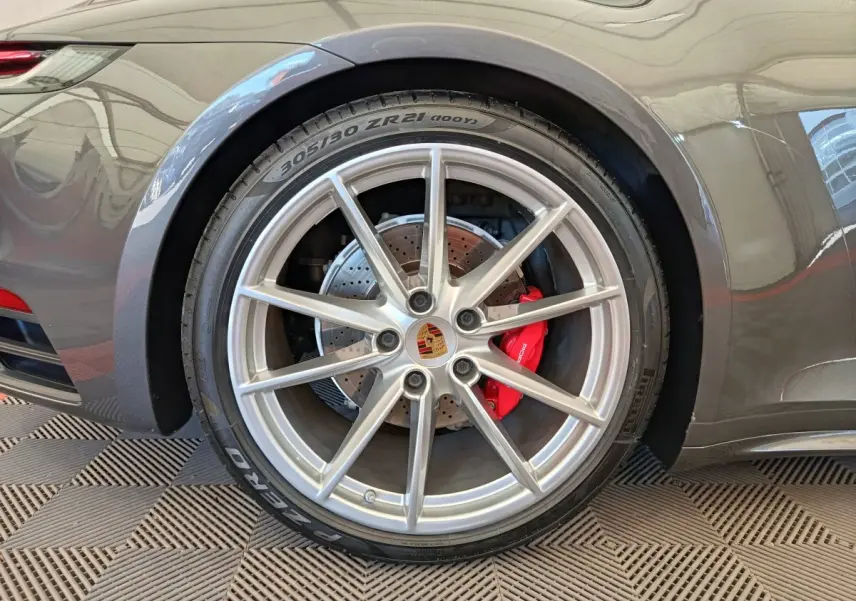 Gros plan sur la roue arrière droite grise d'une Porsche 911 Carrera 4S Coupé 2019 avec étrier de frein rouge.