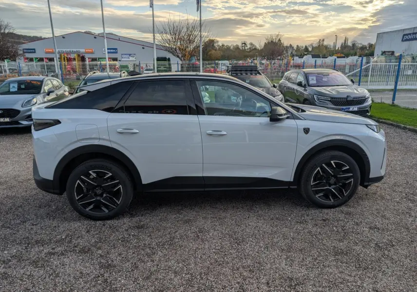 Peugeot 3008 blanc vue de profil côté gauche, toit noir et jantes alliage noires diamantées.