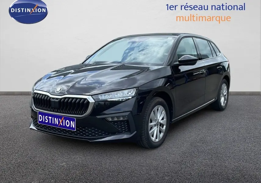 Skoda Scala noir magique métal vue 3/4 avant droit avec calandre distinctive et jantes argentées.