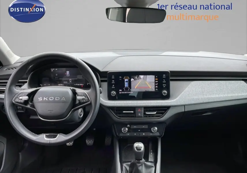 Vue intérieure avant du Skoda Scala 2025 noir magique métal, avec tableau de bord numérique et écran central affichant la caméra de recul.