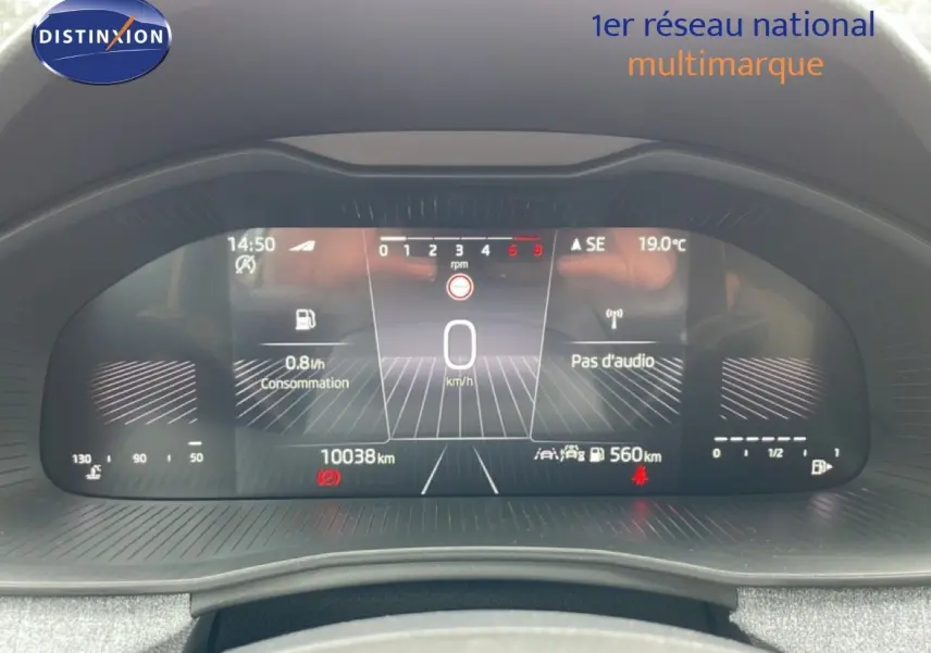 Vue rapprochée du tableau de bord numérique de la Skoda Scala noir magique métal, affichant la vitesse à 0 km/h et la consommation.
