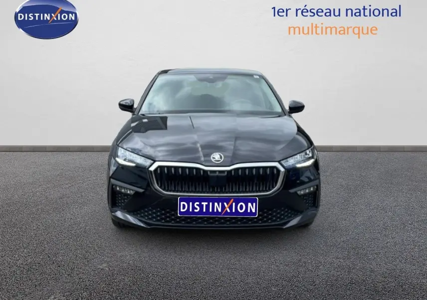 Vue frontale d'une Skoda Scala noire métallisée, mettant en valeur sa calandre distinctive et ses phares LED fins.