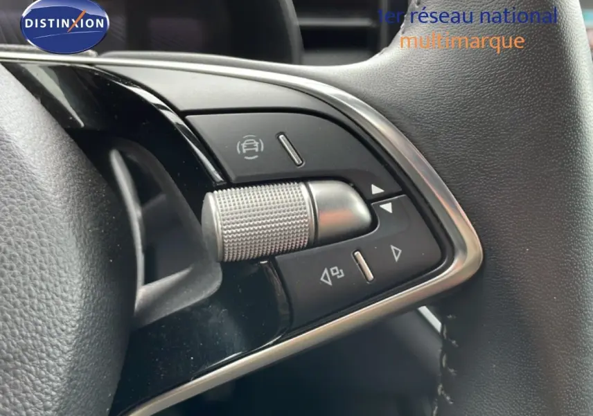 Gros plan sur les commandes au volant de la Skoda Scala 2025 en finition noire, avec molette et boutons multifonctions.
