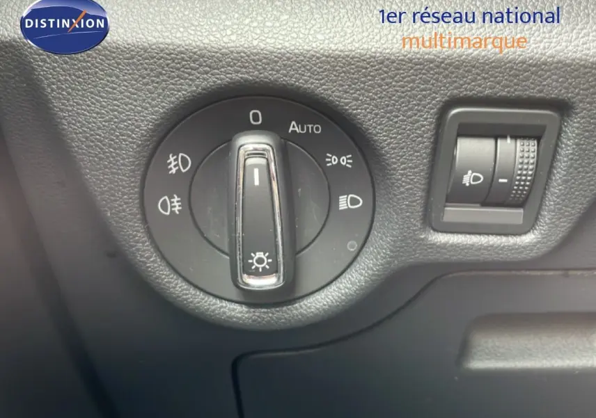 Gros plan sur le bouton de commande des phares du Skoda Scala 2025, finition noir mat avec réglage manuel.