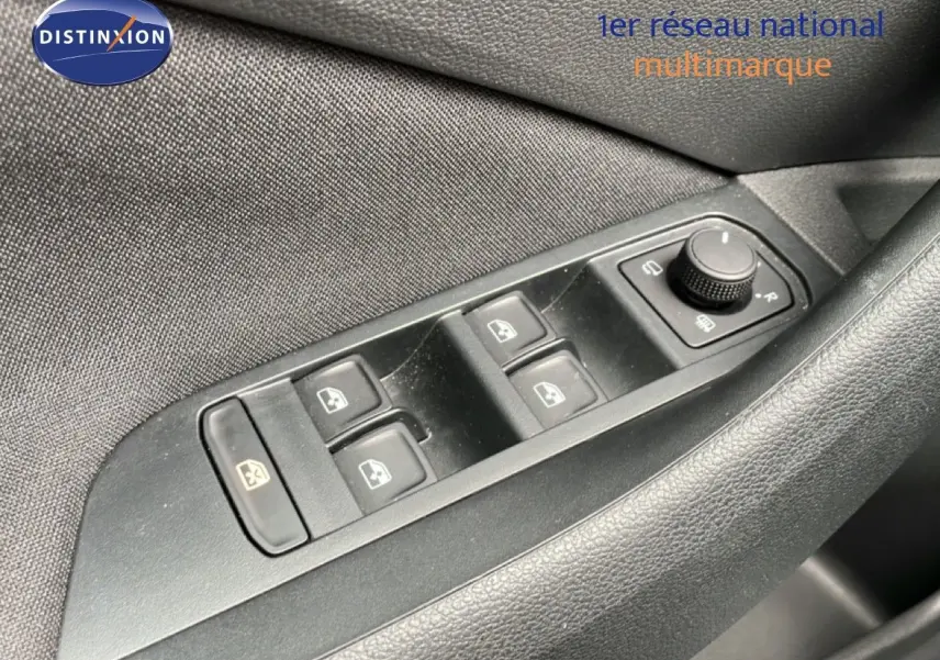 Commande des vitres électriques et réglage des rétroviseurs côté conducteur dans une Skoda Scala noire.