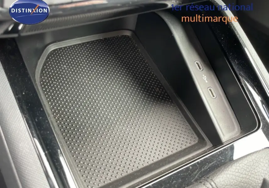 Gros plan sur la console centrale noire d’une Skoda Scala 2025, avec ports USB-C visibles et surface texturée antidérapante.