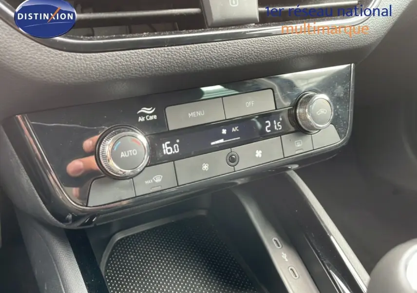 Détail de la console centrale de la Skoda Scala noire, montrant la commande de climatisation automatique et ports USB.