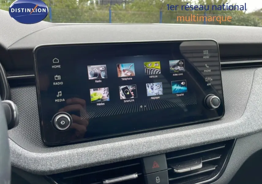 Vue rapprochée de l'écran tactile central du tableau de bord d'une Skoda Scala 2025, finition gris noir.