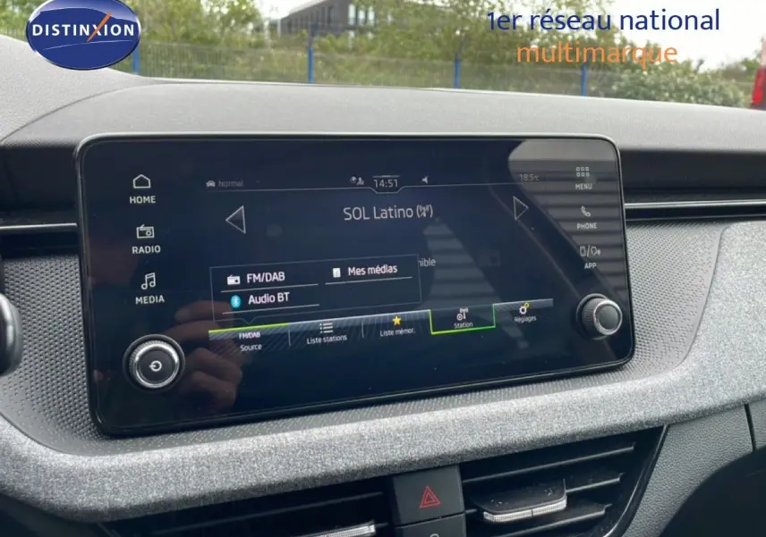 Écran tactile central du tableau de bord de la Skoda Scala noir magique métal, affichant la radio FM/DAB.
