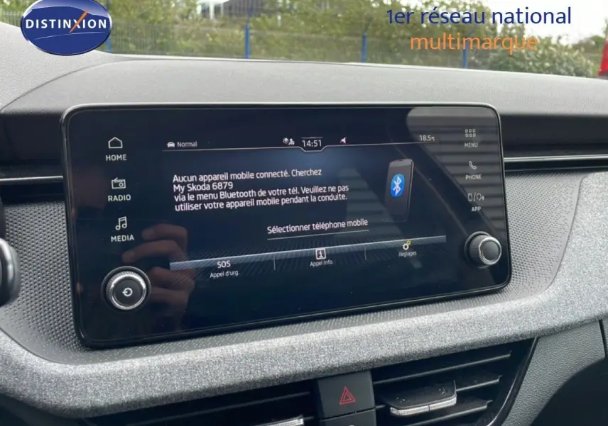 Écran tactile central de la Skoda Scala 2025 noir magique métal, affichant le menu Bluetooth dans un intérieur gris noir.