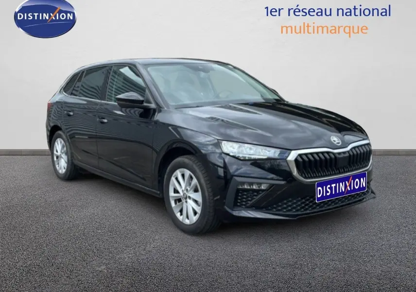 SKODA SCALA noir magique métal vue 3/4 avant droit, mettant en valeur sa calandre chromée et ses jantes argentées.