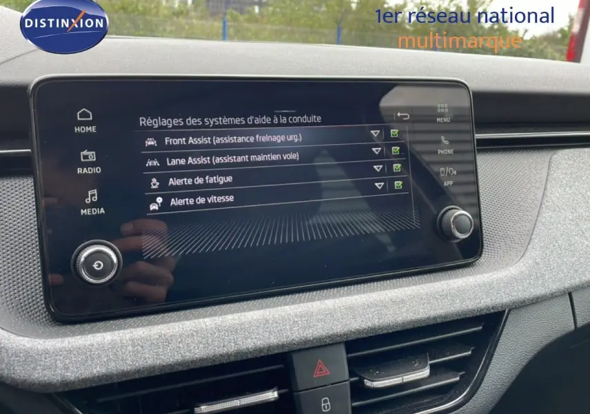 Écran tactile central affichant les réglages d’aide à la conduite dans l’habitacle d’une Skoda Scala 2025.