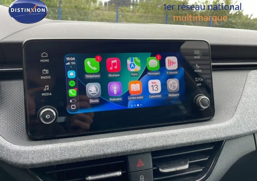 Écran tactile central du Skoda Scala 2025 noir magique métal, affichant Apple CarPlay avec icônes colorées.
