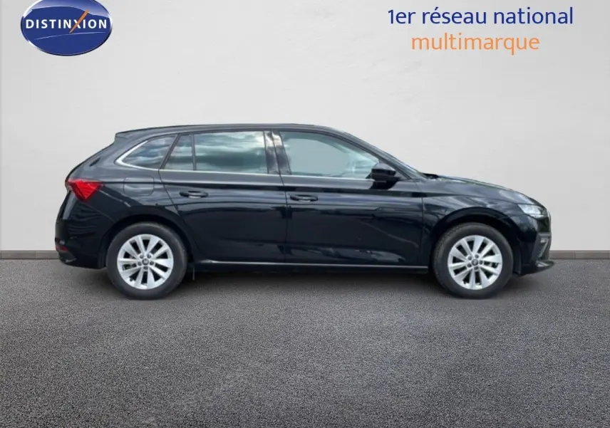 Profil droit d'une Skoda Scala 2025 noir magique métal, avec jantes alliage et lignes épurées visibles.