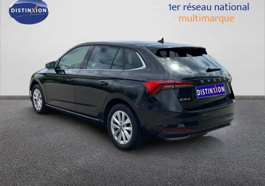 Vue 3/4 arrière droite d'une Skoda Scala 2025 noir magique métal avec feux arrière LED et jantes alliage 16 pouces.