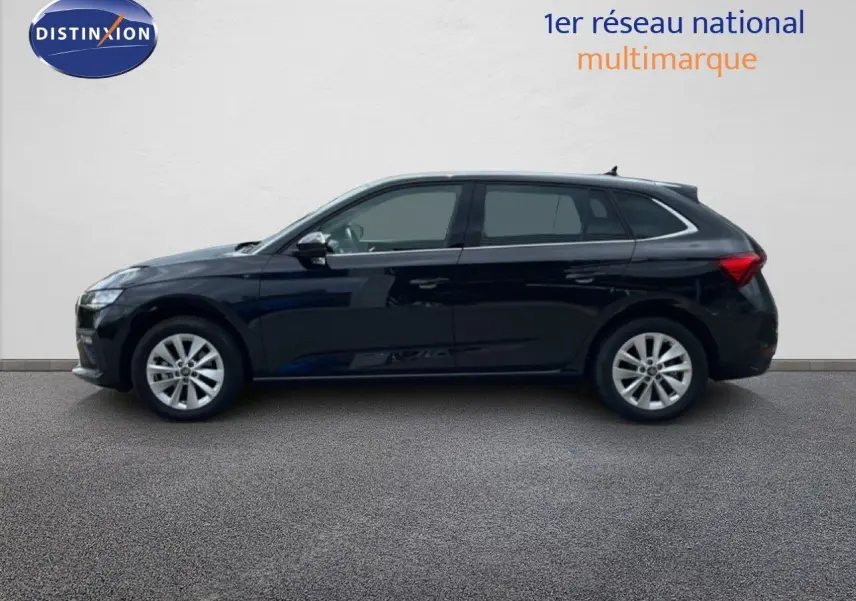 Vue de profil côté gauche d'une Skoda Scala 2025 noir magique métal avec jantes alliage et vitres teintées.