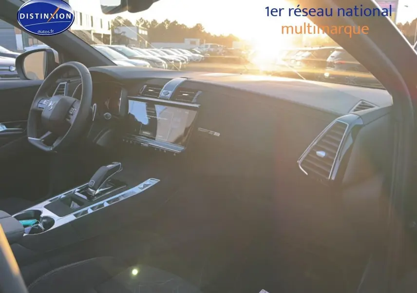 Intérieur du DS7 1.5 BlueHDi 130 noir, vue de profil côté conducteur avec tableau de bord et écran tactile.