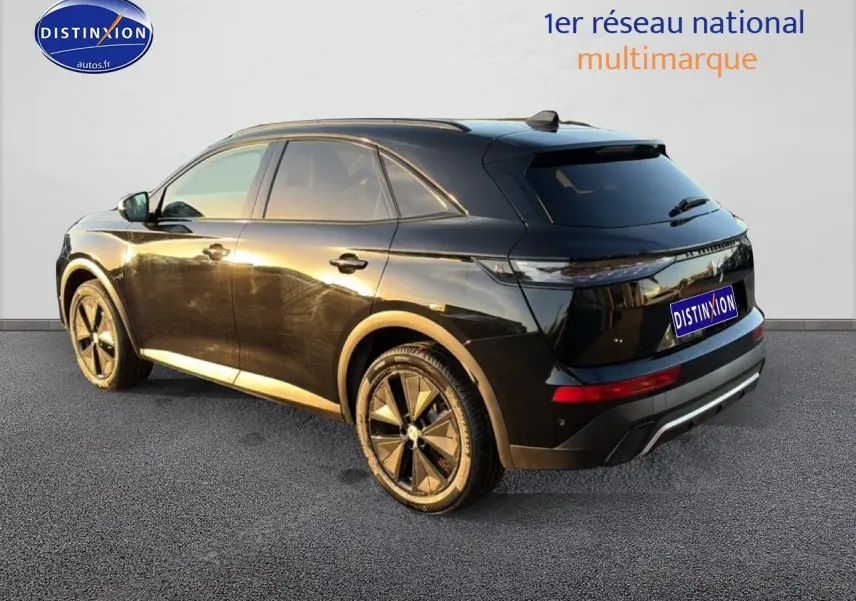 DS7 noir vue 3/4 arrière droit, jantes alliage noires et vitres arrière surteintées visibles.