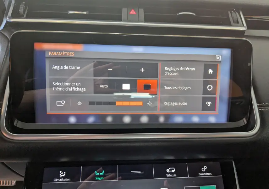 Écran tactile central du tableau de bord du Range Rover Velar noir, affichant les réglages des paramètres.