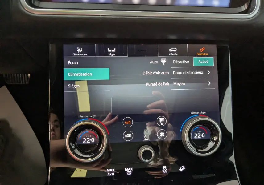 Écran tactile central du Range Rover Velar noir 2020 affichant les réglages de climatisation à 22 degrés.