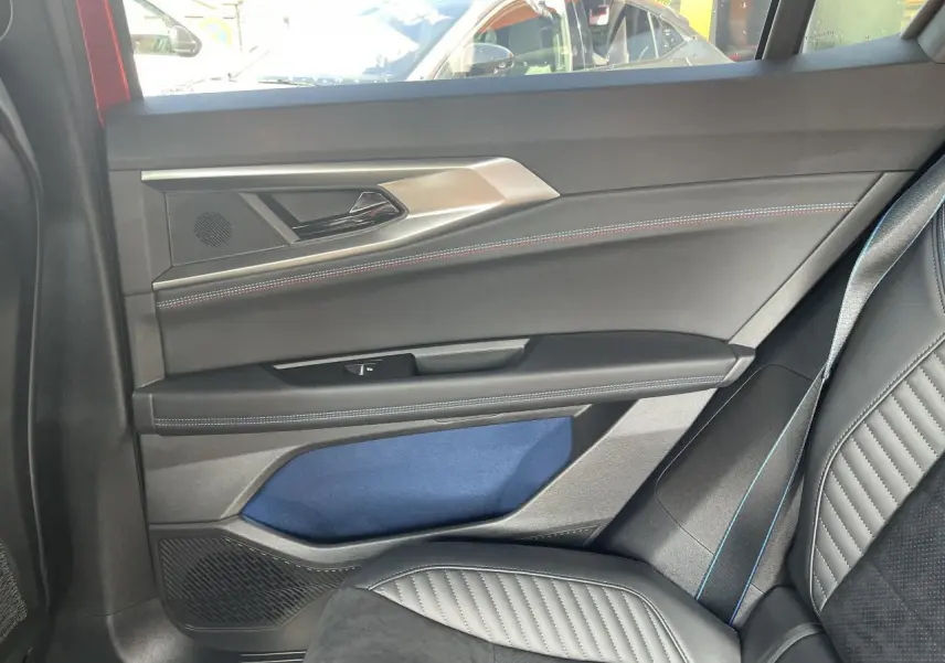 Vue intérieure côté droit arrière de la porte et siège noir avec surpiqûres bleues du Renault Rafale Esprit Alpine 2025.
