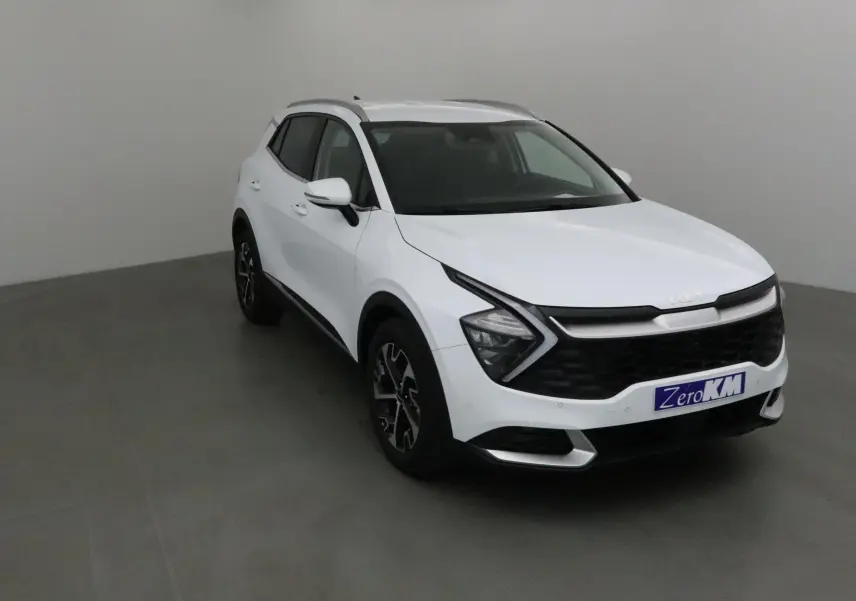 KIA Sportage blanc vu en 3/4 avant droit, avec calandre noire et jantes alliage distinctives.