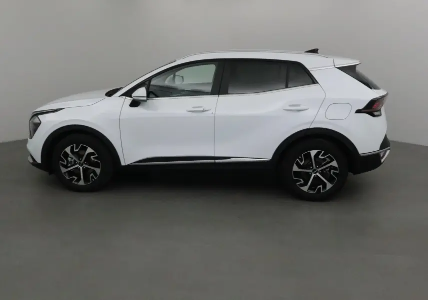 Profil côté gauche du SUV blanc KIA SPORTAGE 2025 avec jantes alliage noires et lignes modernes marquées.