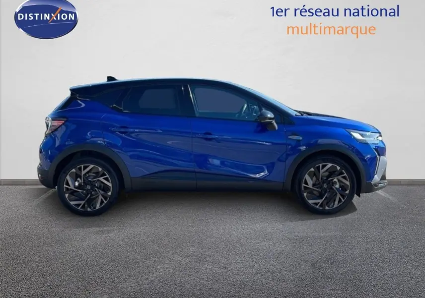 Profil côté gauche du Renault Captur E-Tech hybride 2025 en bleu Iron Metal avec toit noir et jantes distinctives.